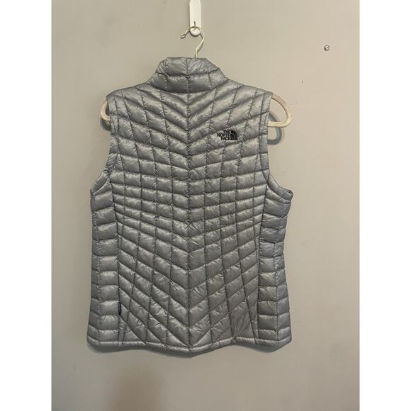 The North Face Women’s Large Thermoball Trekker Trek Puffer Vest Gray Has Logo - Picture 5 of 7